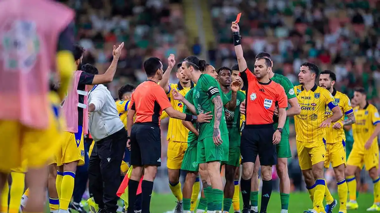 ثلاث تصريحات حادة.. أزمات التحكيم تعصف بالدوري السعودي